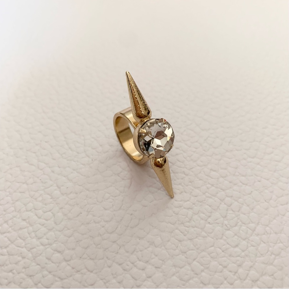 Hold Double spike crystal ring comes with pouch